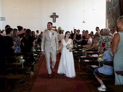 Brautpaar schaut sich liebevoll in die Augen, natürliche Hochzeitsfotografie Schwäbisch Gmünd