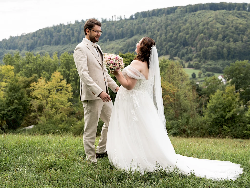 Lächelndes Brautpaar beim gemeinsamen Brautpaarshooting in Aalen