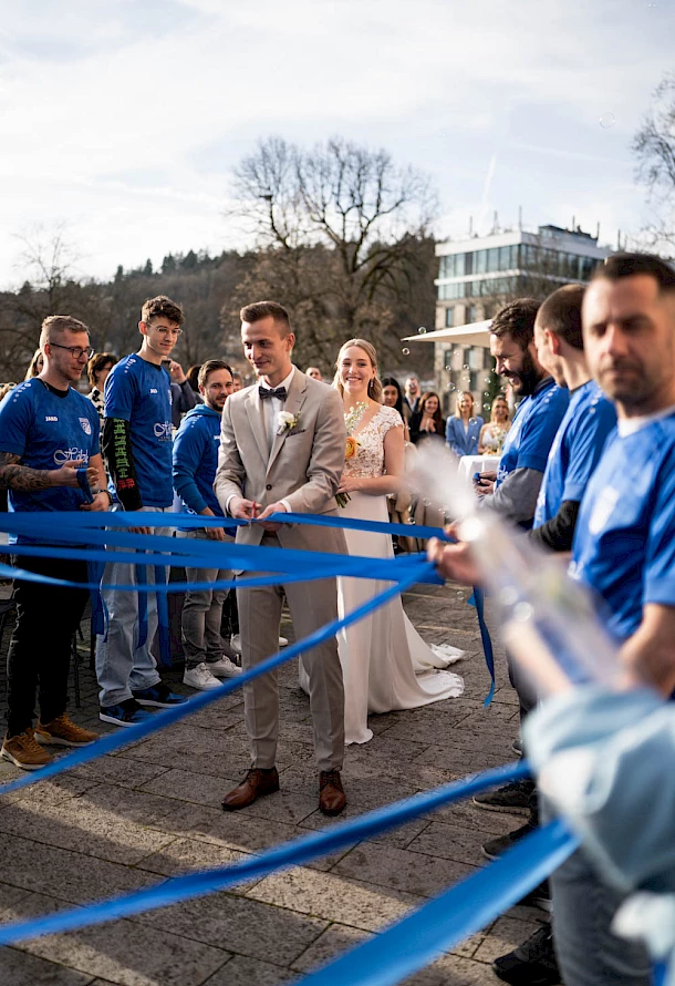 Brautpaar läuft durchs Spalier der Fußballer Schwäbisch Gmünd