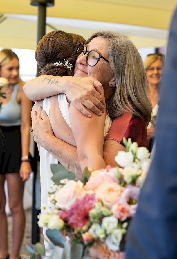 Herzliche Umarmung der Brautmutter mit Freudentränen