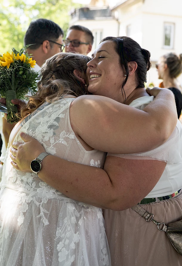 Lachende Gäste und innige Umarmungen Gratulation nach freier Trauung Schwäbisch Gmünd