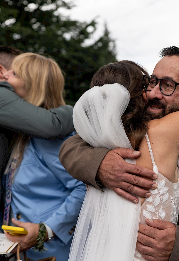 Liebevolle Umarmungen vom Brautpapa in Schwäbisch Gmünd