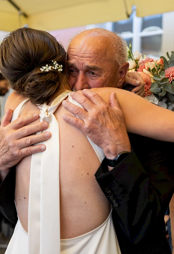 Freudentränen vom Opa der Braut bewegende Gratulationsmomente