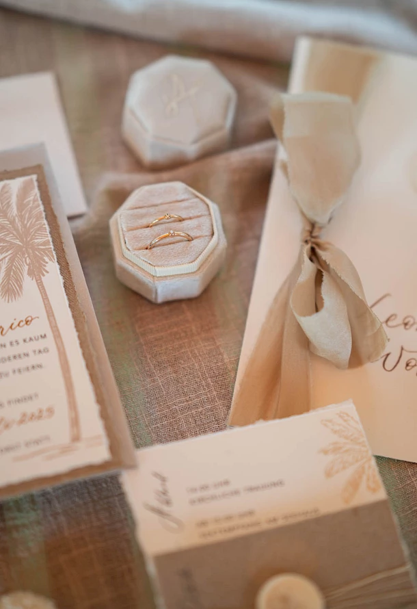 Eheringe inmitten der detailverliebten Papeterie in Schwäbisch Gmünd