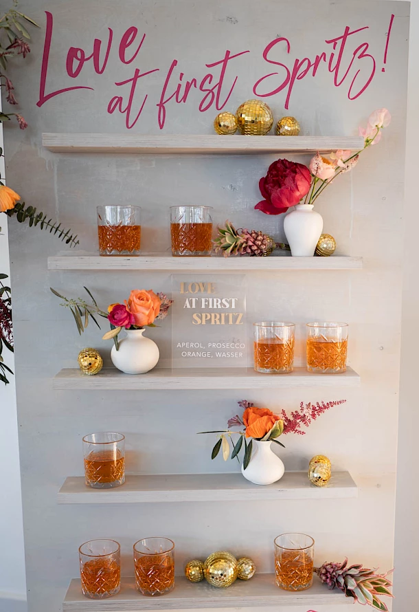 Moderne Aperol Wand mit erfrischenden Getränken bei Sommerhochzeit in Aalen