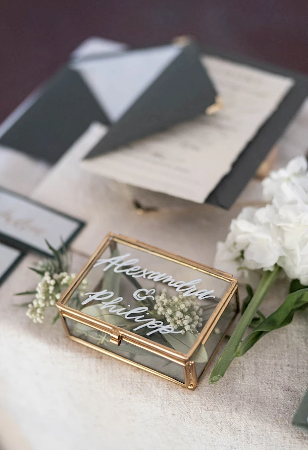 Ringe im Ringkästchen mit Initialen ganz persönlich bei Hochzeit in Aalen