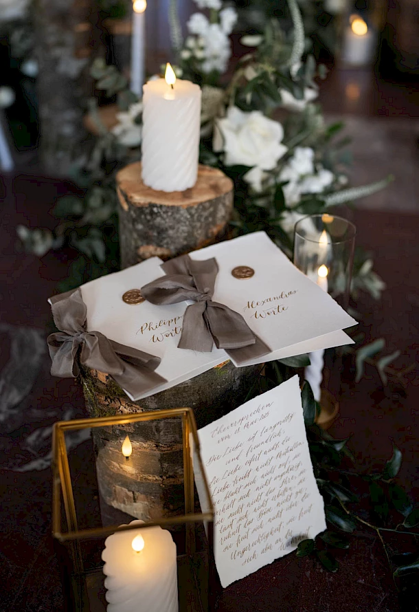 Eheversprechen vom Brautpaar inmitten der wunderschönen Dekoration