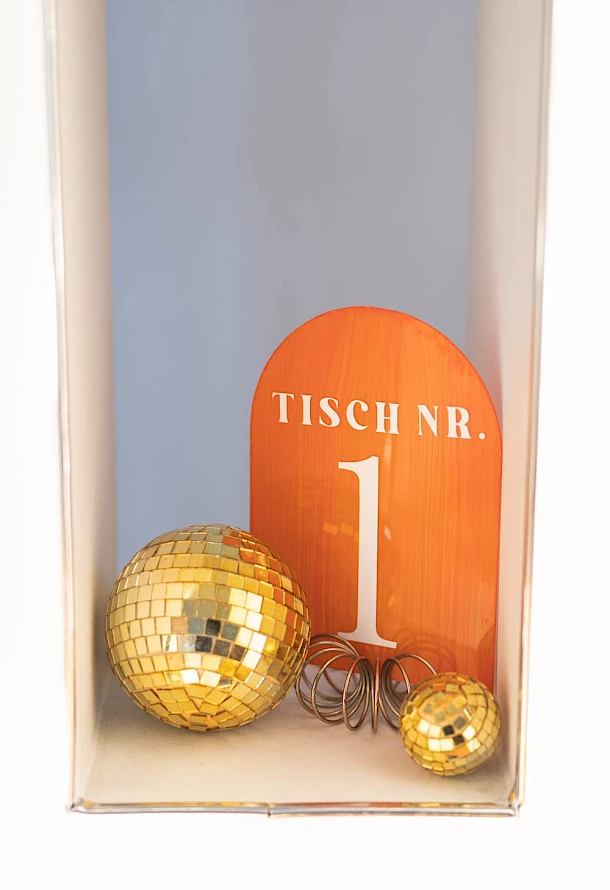 Tischnummer mit Diskokugeln und Partystimmung