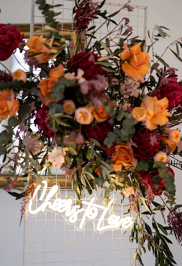 Cheers to Love mit wunderschöner sommerlicher Blumendeko