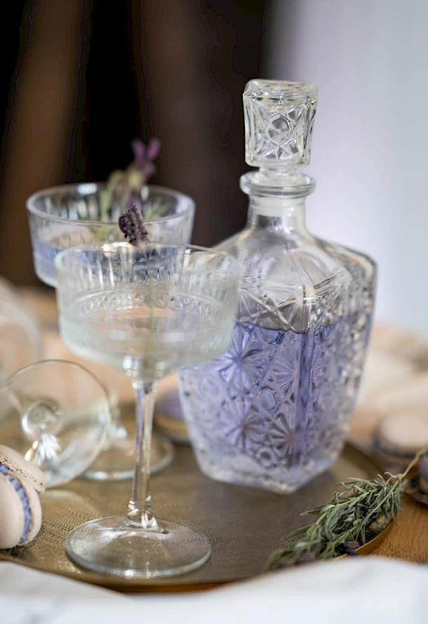 Whisky mit Gläsern farblich perfekt passend zur gesamten Dekoration