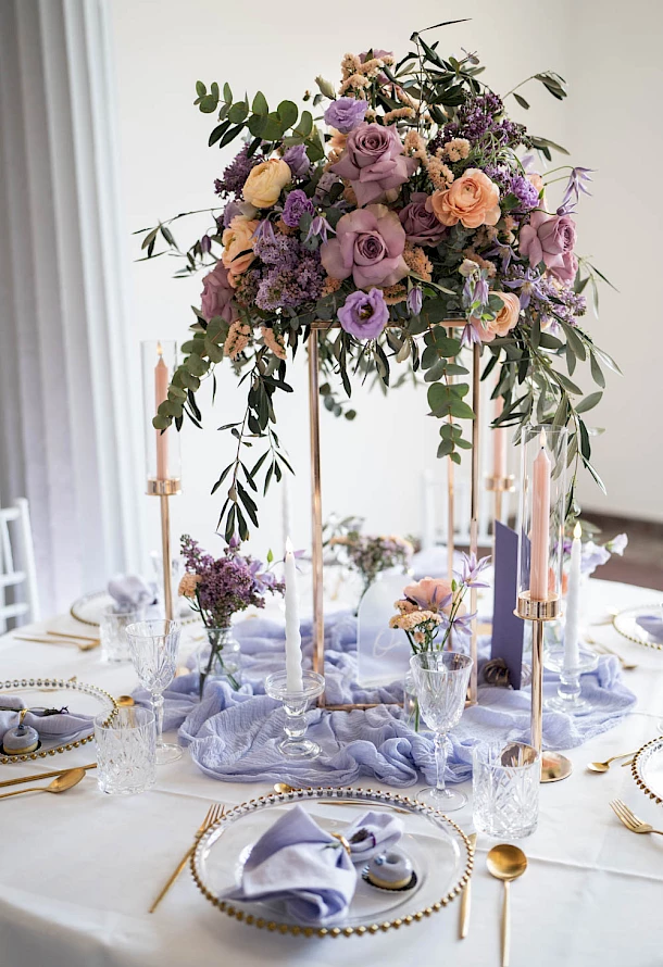 Tischdeko mit wunderschönem großen Strauß und liebevoller Dekoration