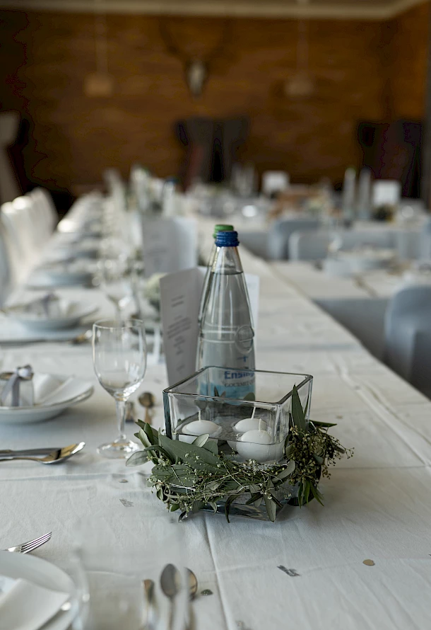 Tischdeko mit wunderschöner Aussicht auf Stilvoll eingerichtete Feierlocation in Schwäbisch Gmünd