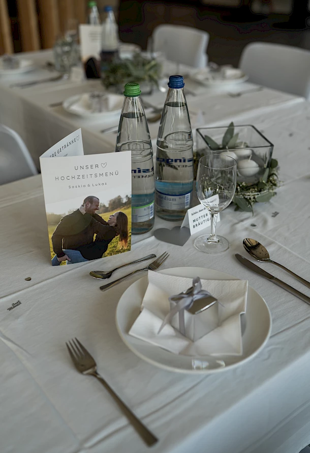 Detailaufnahme vom Brautpaartisch in Feierlocation