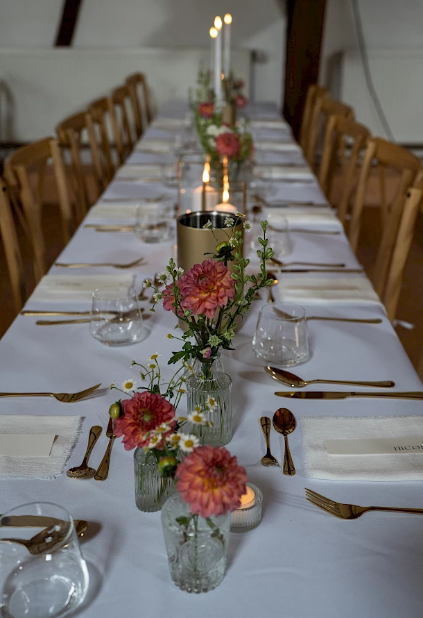 Tischdeko mit Kerzen und Blumen in Festscheune Hermannsfeld