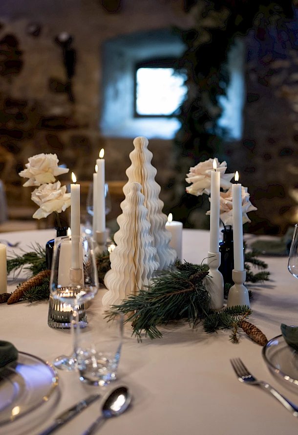 Winterliche Dekoration in Festscheune auf Burg Staufeneck