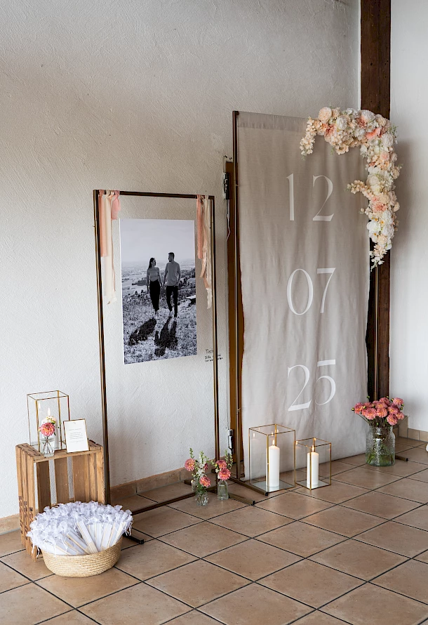 Willkommensgruß vom Brautpaar beim Eingang zur Festscheune Hermannsfeld