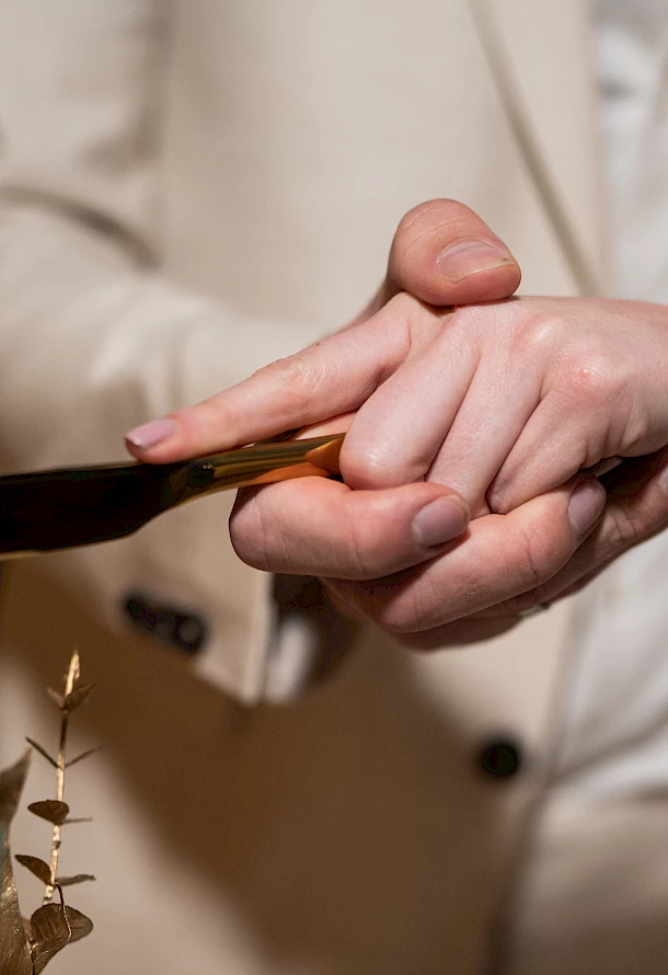 Detailaufnahme Hochzeitstorte beim Anschnitt vom Brautpaar