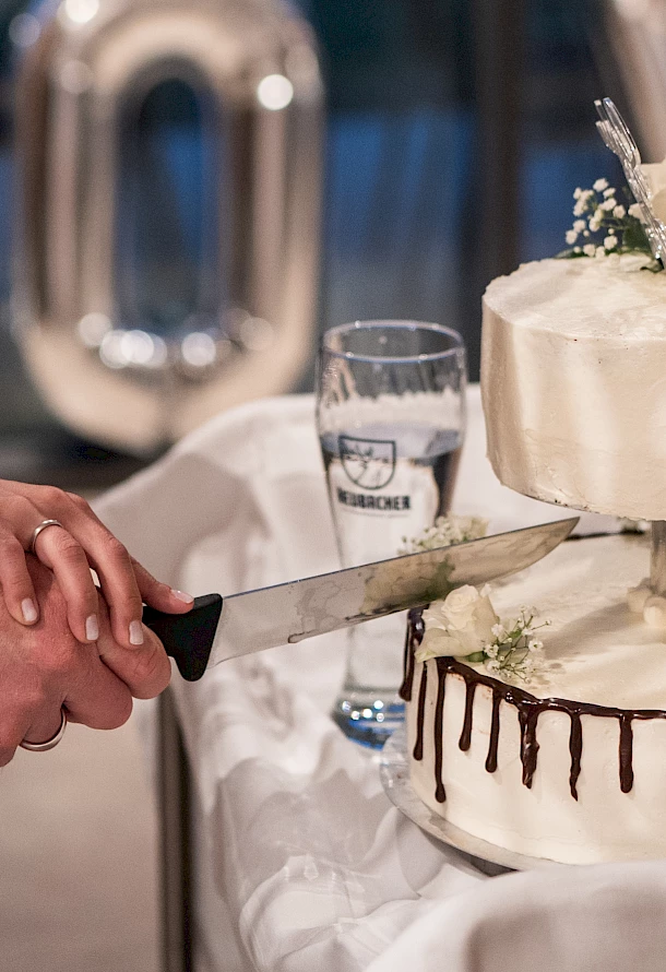 Traditioneller Tortenanschnitt vom Brautpaar in Schwäbisch Gmünd