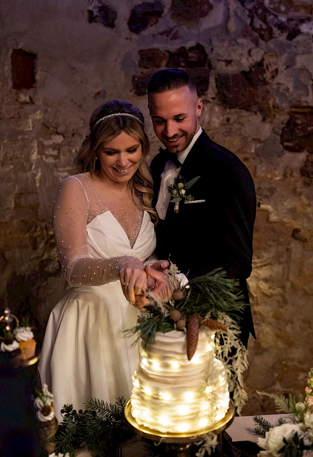 Gemeinsamer Tortenanschnitt vom Brautpaar