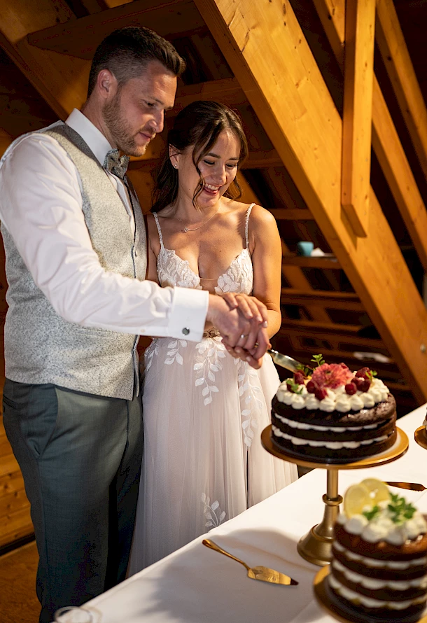 Freudiger Tortenanschnitt vom Brautpaar in Festscheune Hermannsfeld