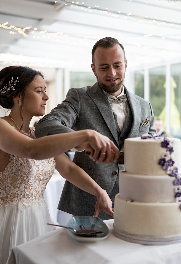 Brautpaar schneidet gemeinsam Hochzeitstorte an emotional in Schwäbisch Gmünd
