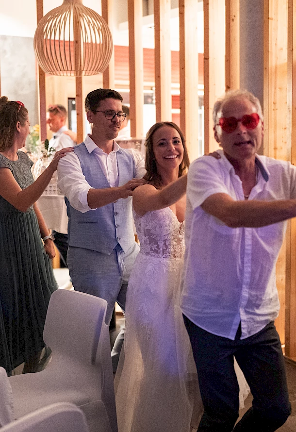 Tanzfläche voller Emotionen und Polonaise am Abend