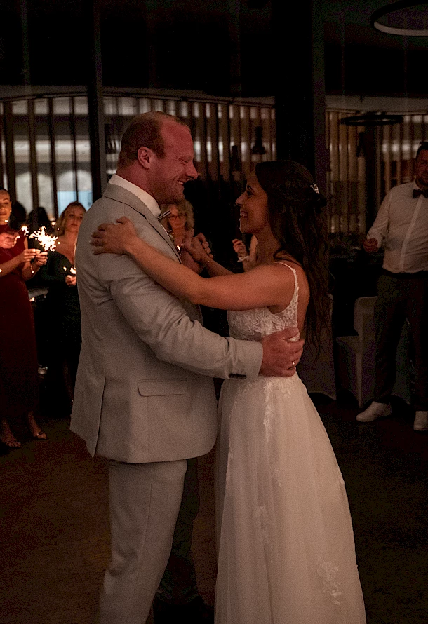 Brautpaar tanzt innig beim Eröffnungstanz romantischer Moment in Schwäbisch Gmünd