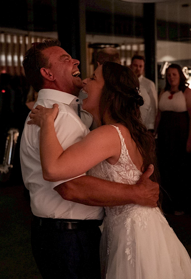 Braut lachend mit Brautvater auf der Tanzfläche in Schwäbisch Gmünd