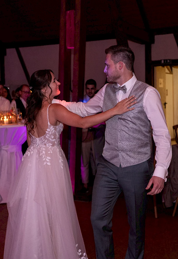 Bräutigam führt seine Braut übers Parkett - emotionaler Eröffnungstanz Festscheune Hermannsfeld