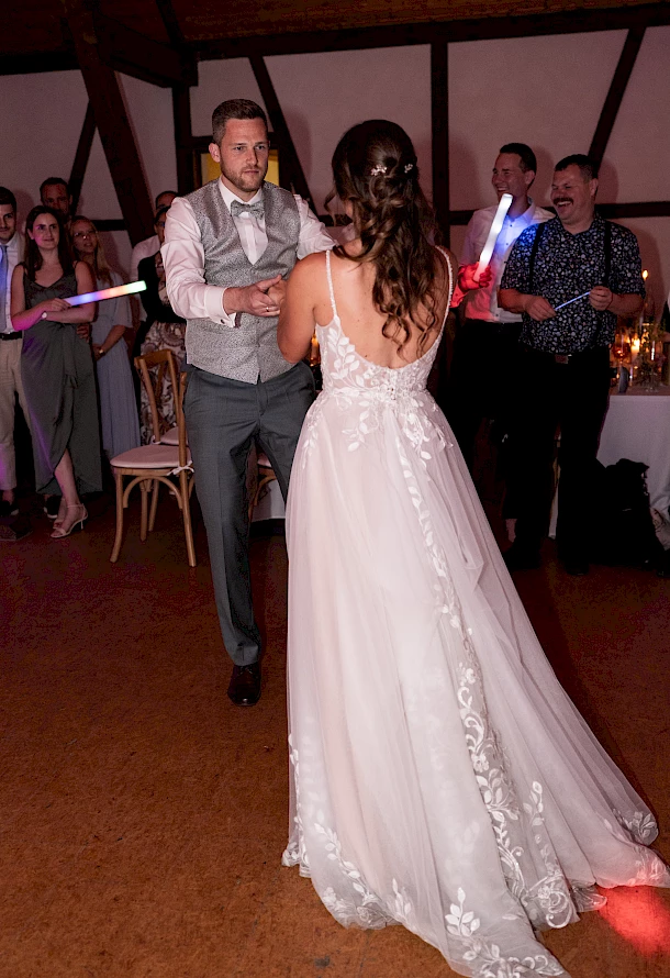 Brautpaar tanzt mitten unter den Gästen natürliche Hochzeitsreportage