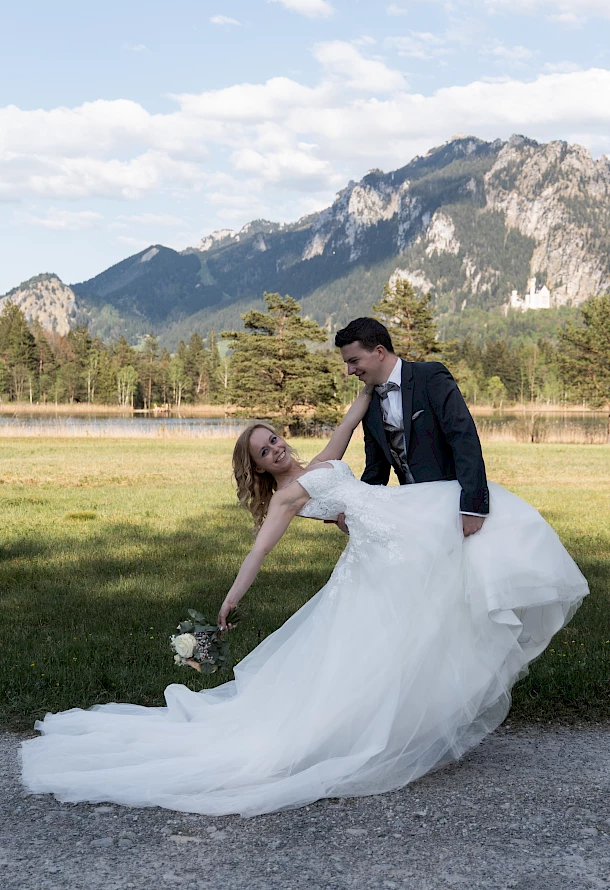After Wedding Shootin im Allgäu mit Leichtigkeit tanzt das Brautpaar vor Bergkulisse