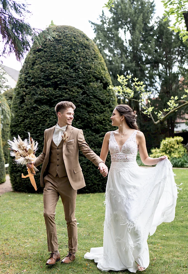 Braut wirbelt das Kleid im laufen, lebendige Momentaufnahme beim After Wedding Shooting in Aalen