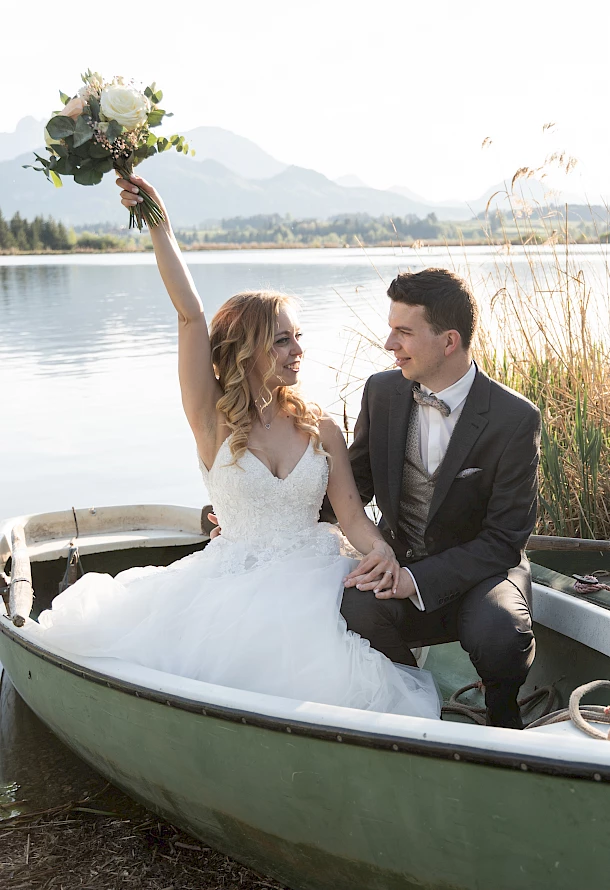 Brautpaar im Ruderboot an einem einsamen See im Allgäu