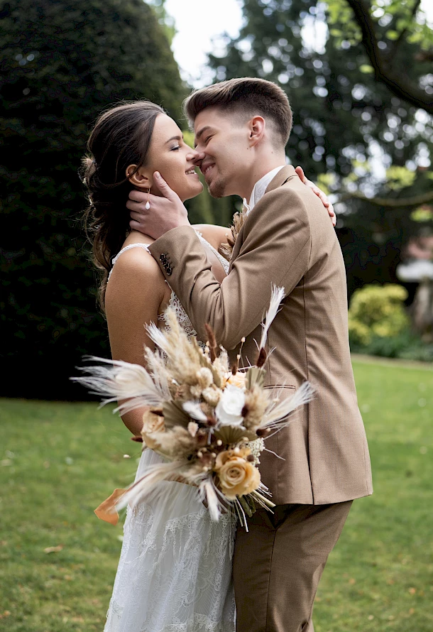 Liebevolle Küsse beim After Wedding Shooting in Aalen
