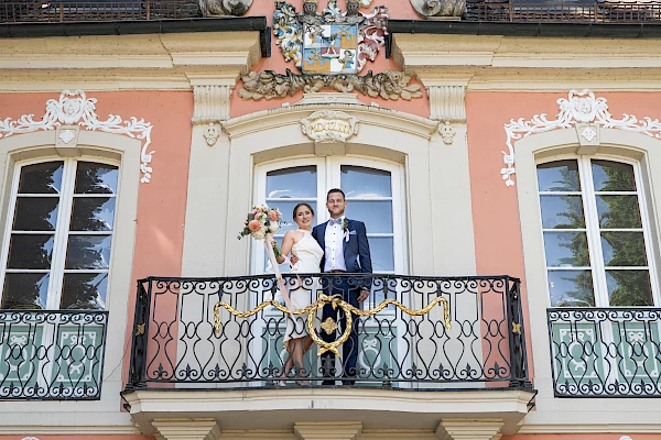 Brautpaar auf Balkon vom Rokokoschlösschen in Schwäbisch Gmünd