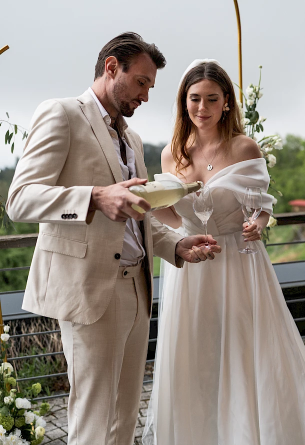 Brautpaar genießt Sektempfang in Göppingen