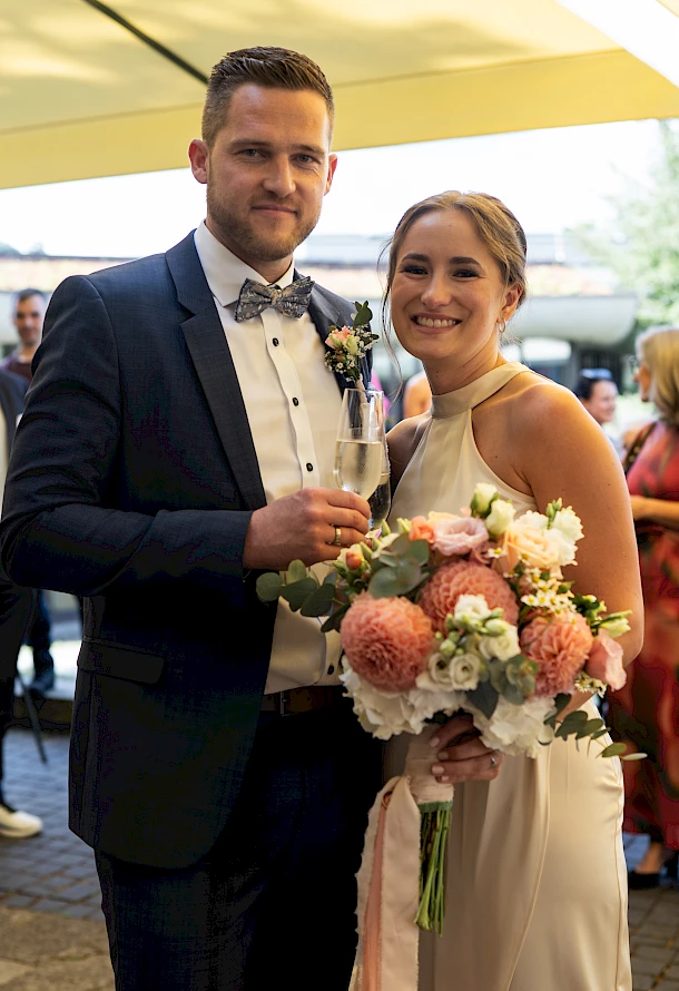 Brautpaar glücklich beim Sektempfang nach der Trauung in Schwäbisch Gmünd