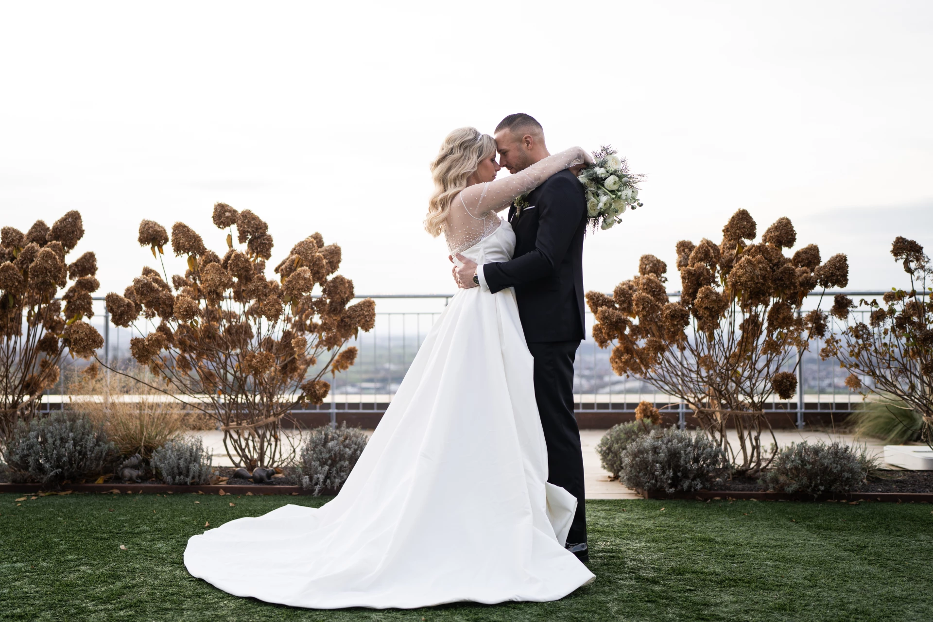 Brautpaar bei Winterhochzeit auf Burg Staufeneck