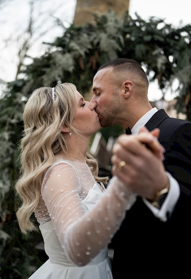 Liebevolles Brautpaar auf Burg Staufeneck