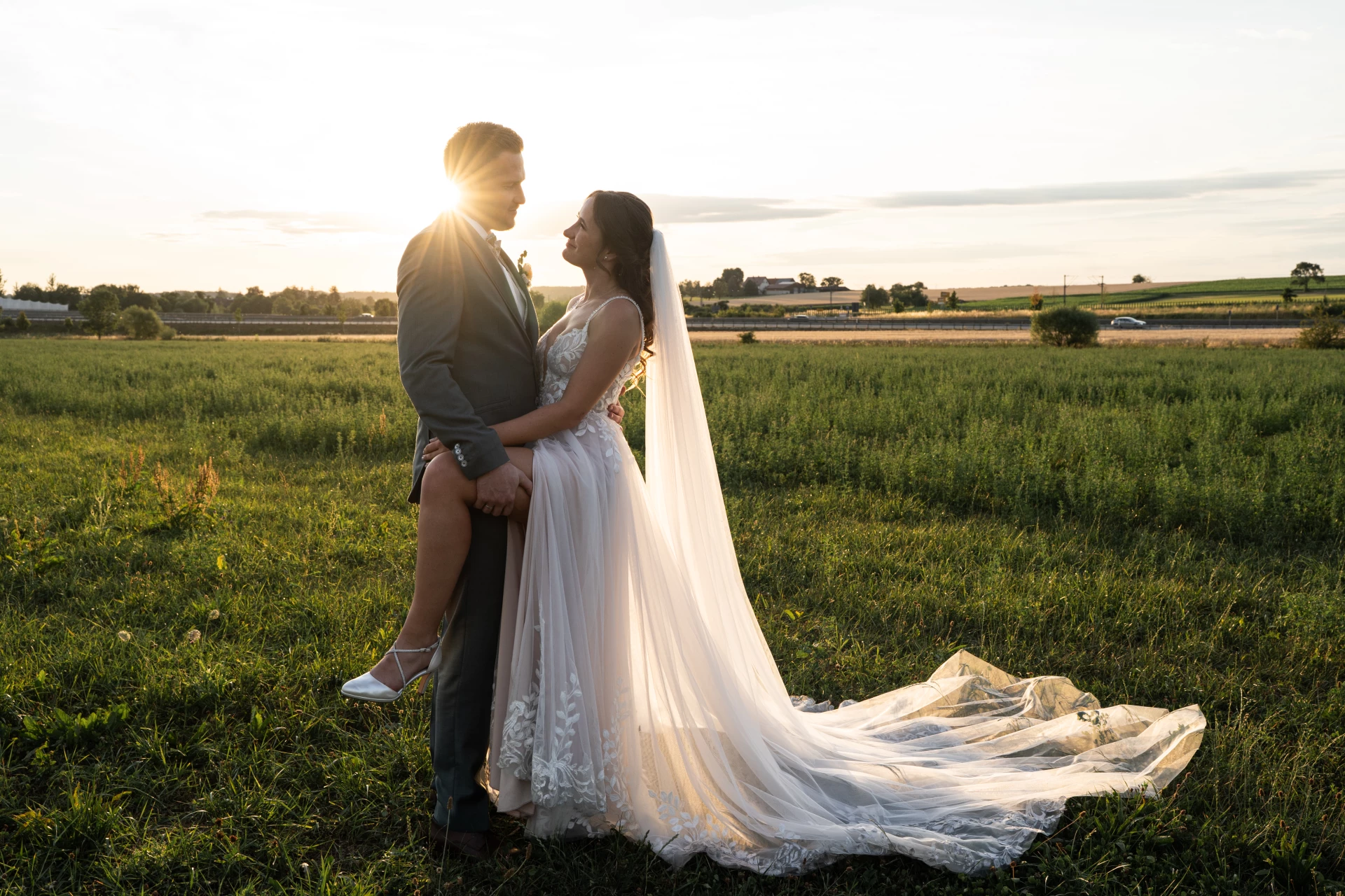 Romantisches Brautpaarshooting im goldenen Licht des Sonnenuntergangs