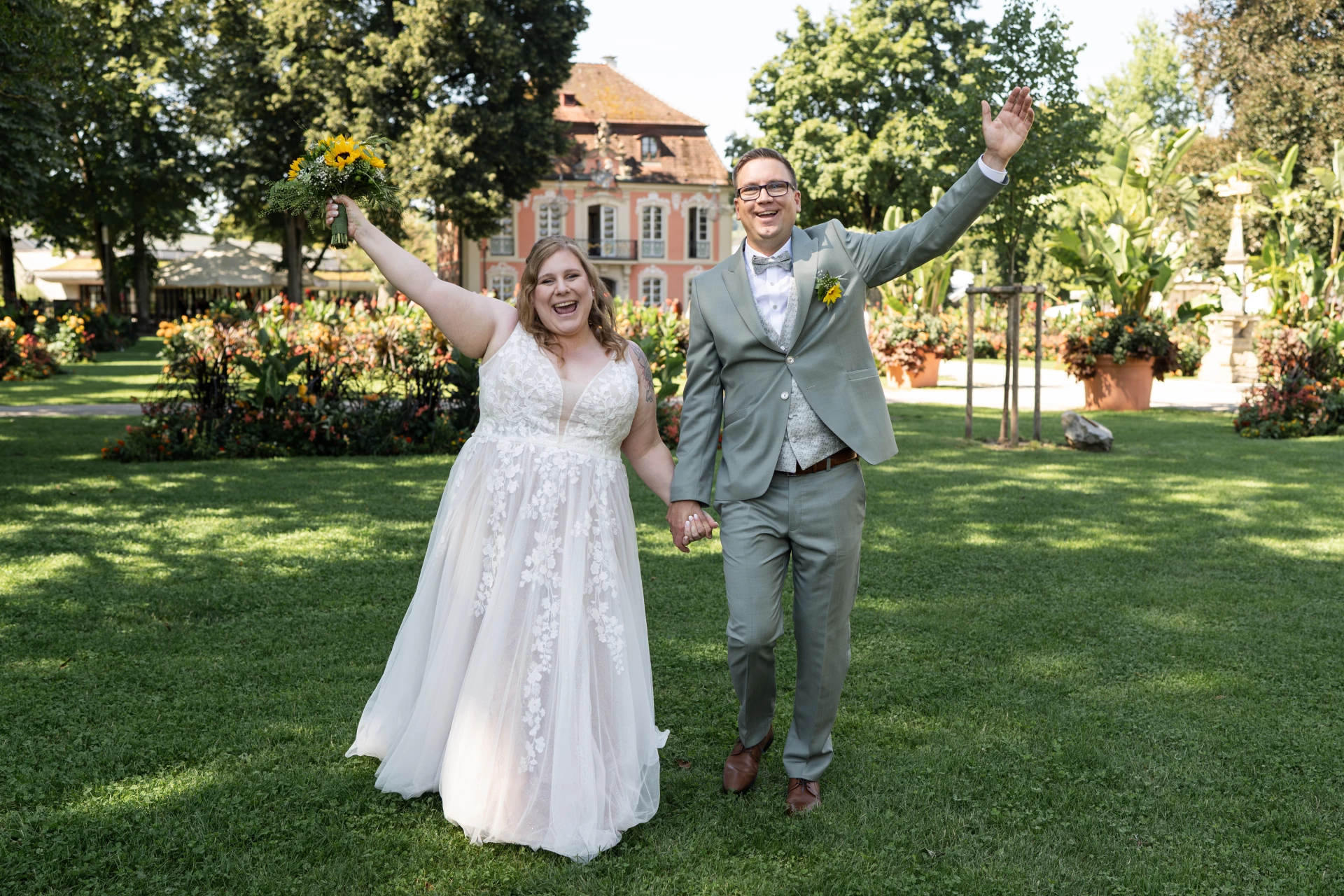 Emotionales Brautpaar voller Glücksgefühle beim Brautpaarshooting