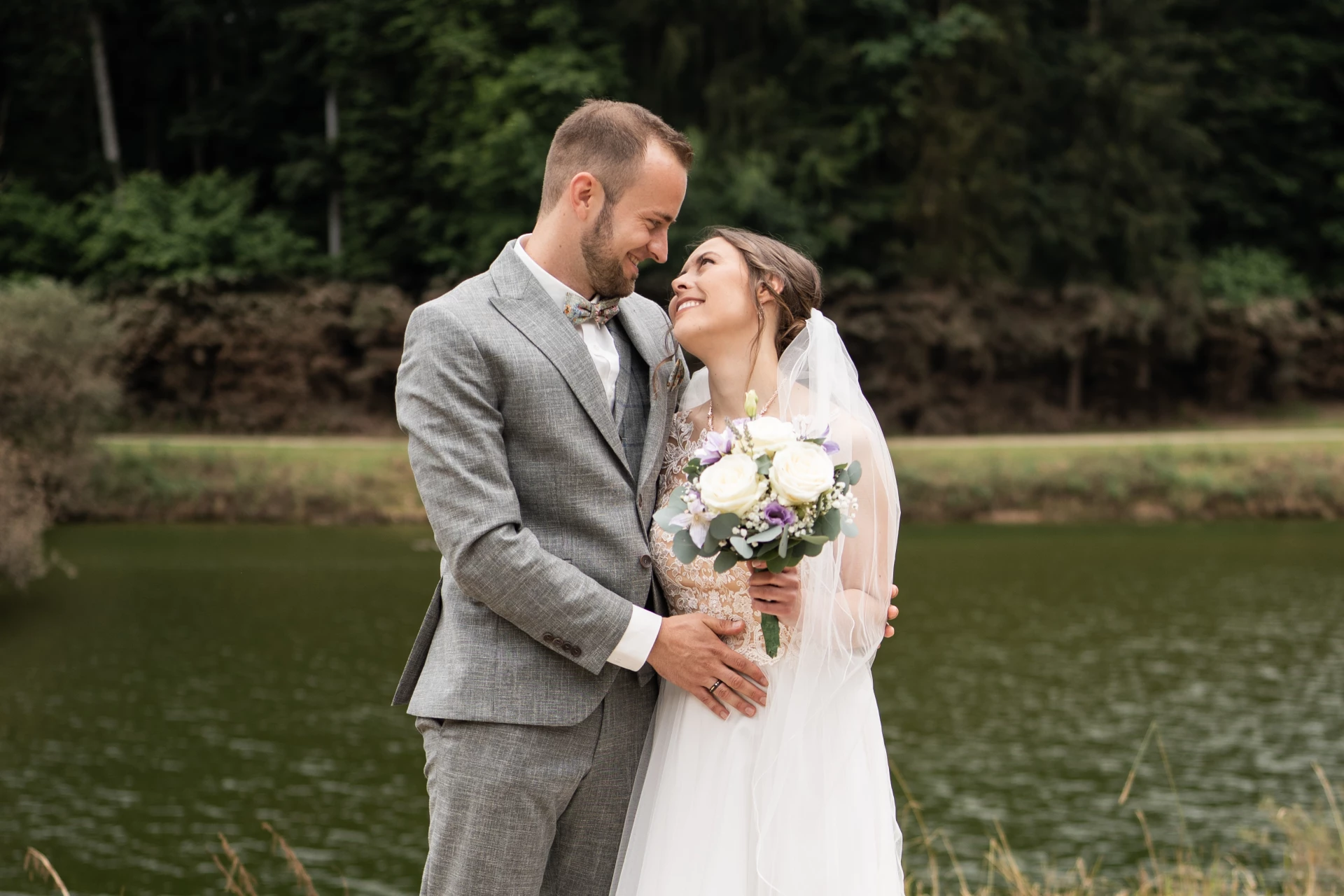 Verliebtes Brautpaar am Leinecksee in Alfdorf