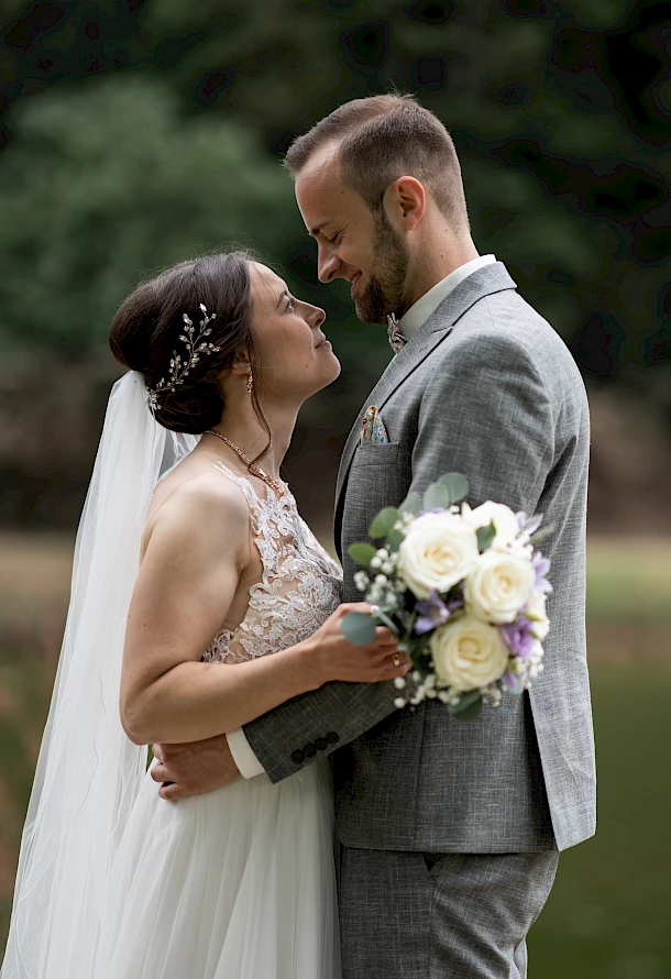 Liebevolle Blicke vom Brautpaar am Leinecksee