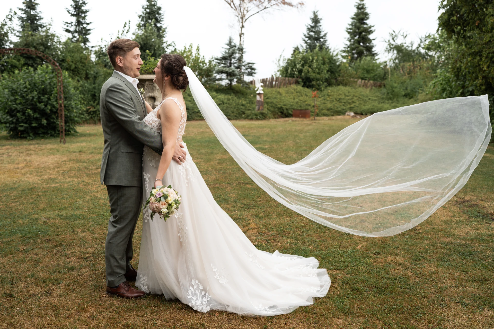 Emotionale Hochzeit im Uhlandhof Hattenhofen Brautpaar