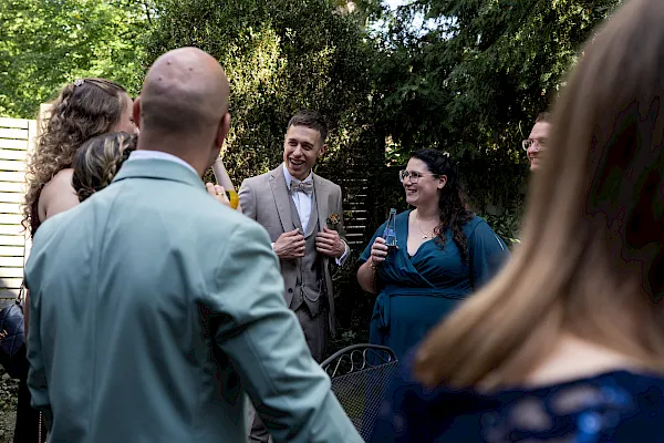 Nette Gespräche der Gäste bei Hochzeit im Freien