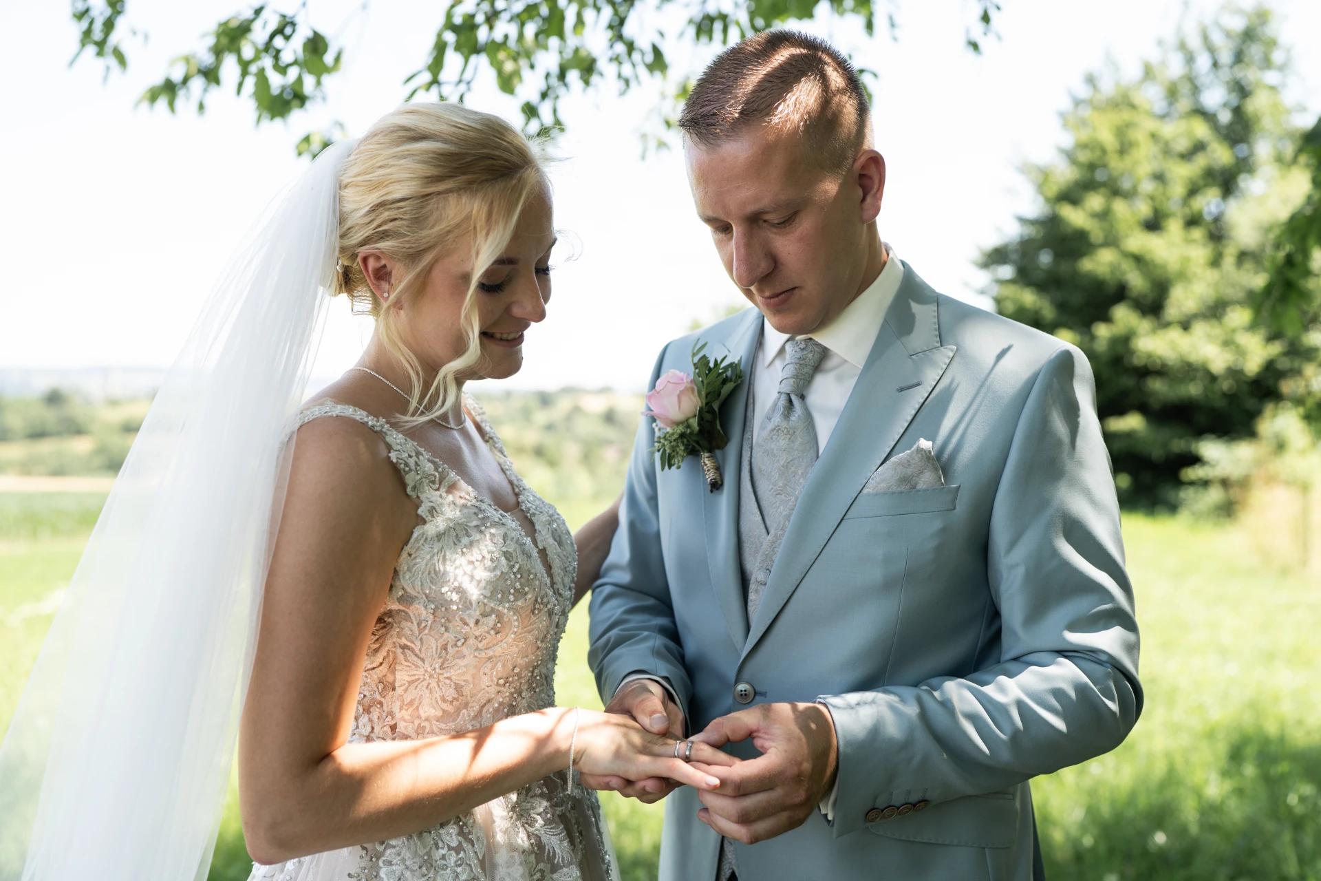 Hochzeitspaar beim Ringtausch in Kirchheim