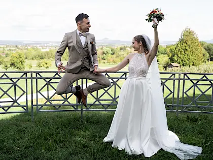 Glückliches Brautpaar bei Hochzeitsfotografie Schwäbisch Gmünd