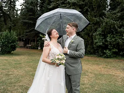 Hochzeit bei Regen mit guter Laune vom Brautpaar